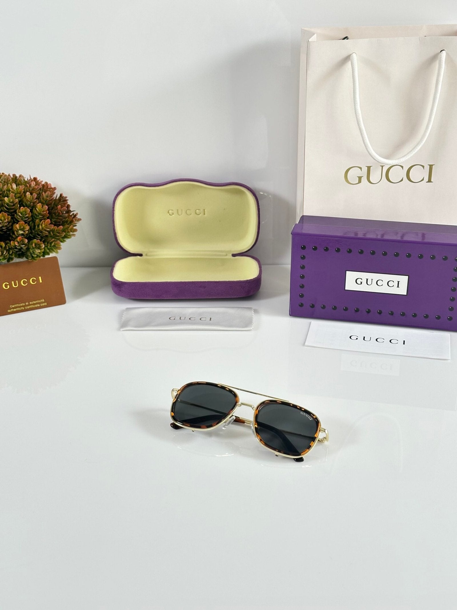 Gucci_6639_Tiger_Gold_Black