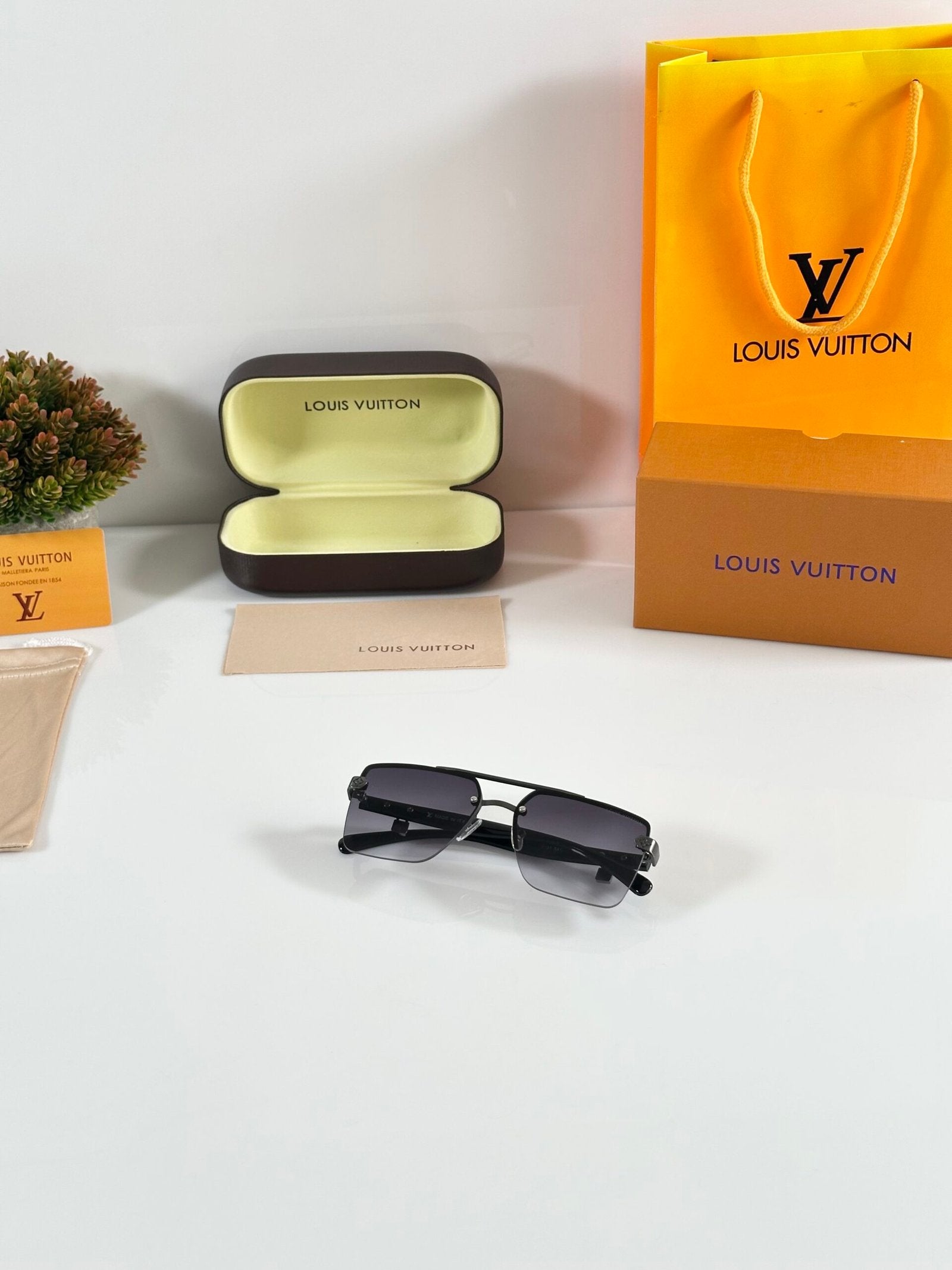 Louis_Vuitton_5131_Gun_Black_DC