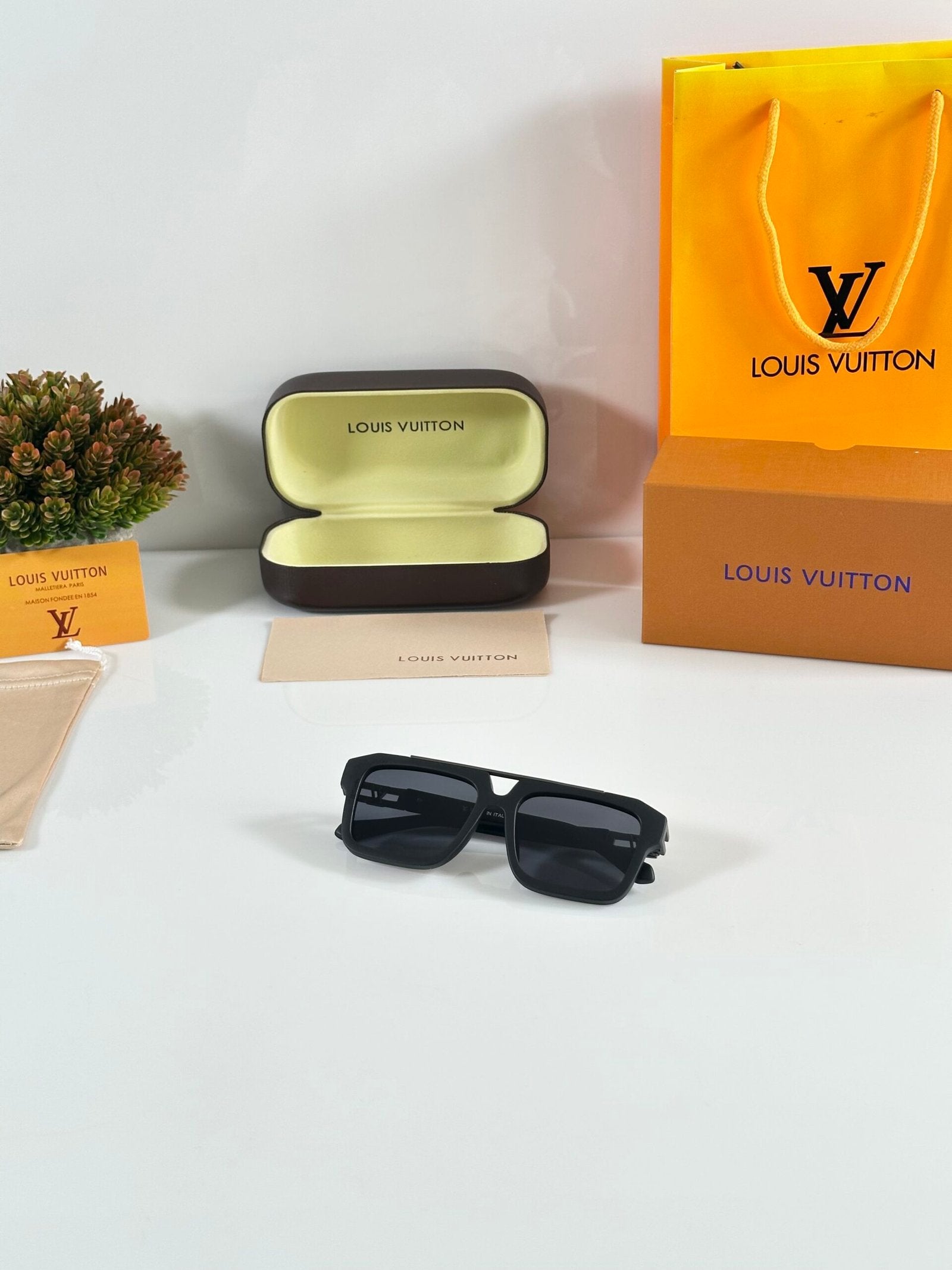 LV 121 Mate Black