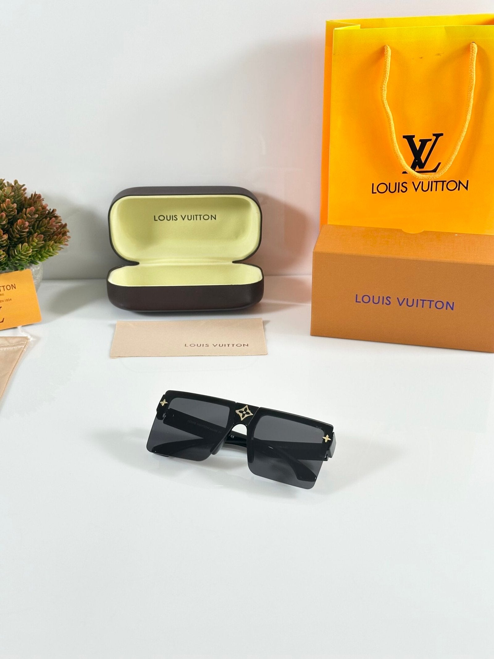 Louis_Vuitton_3371_Black