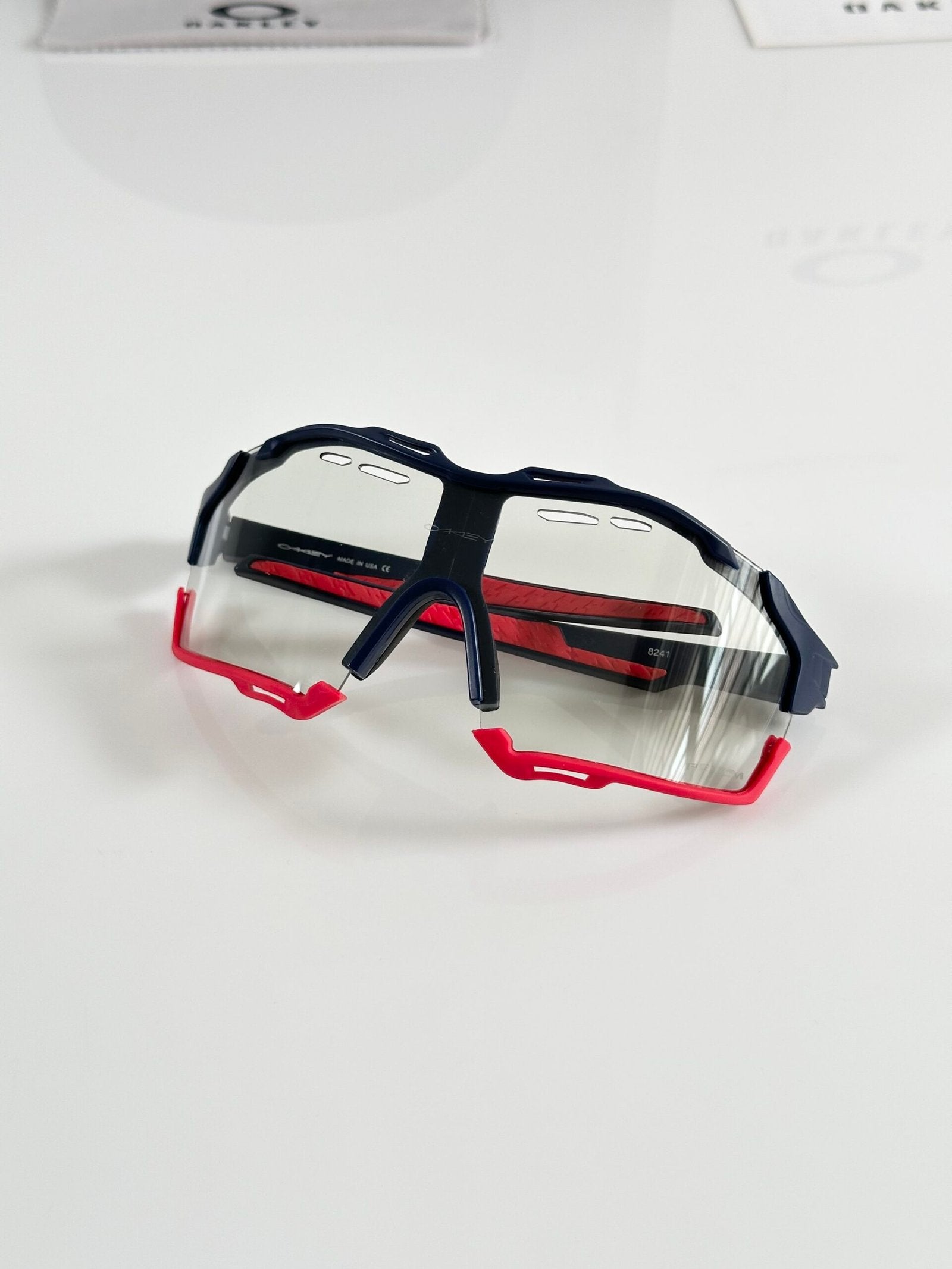 Oak 8241 Blue Red Day