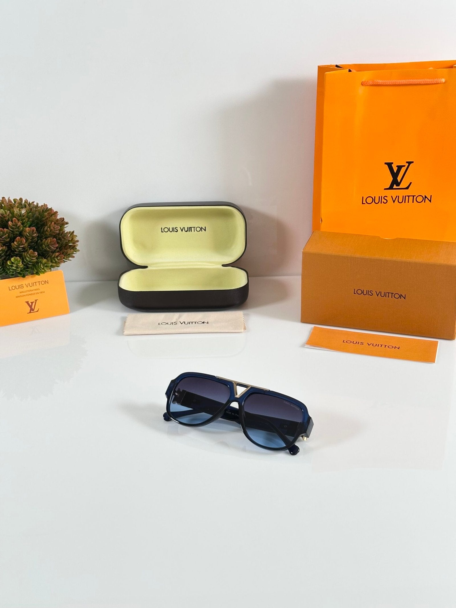 Louis_Vuitton_105_Blue