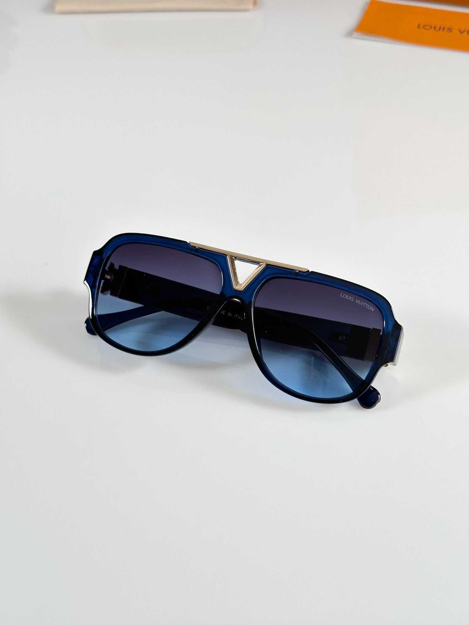 Louis_Vuitton_105_Blue