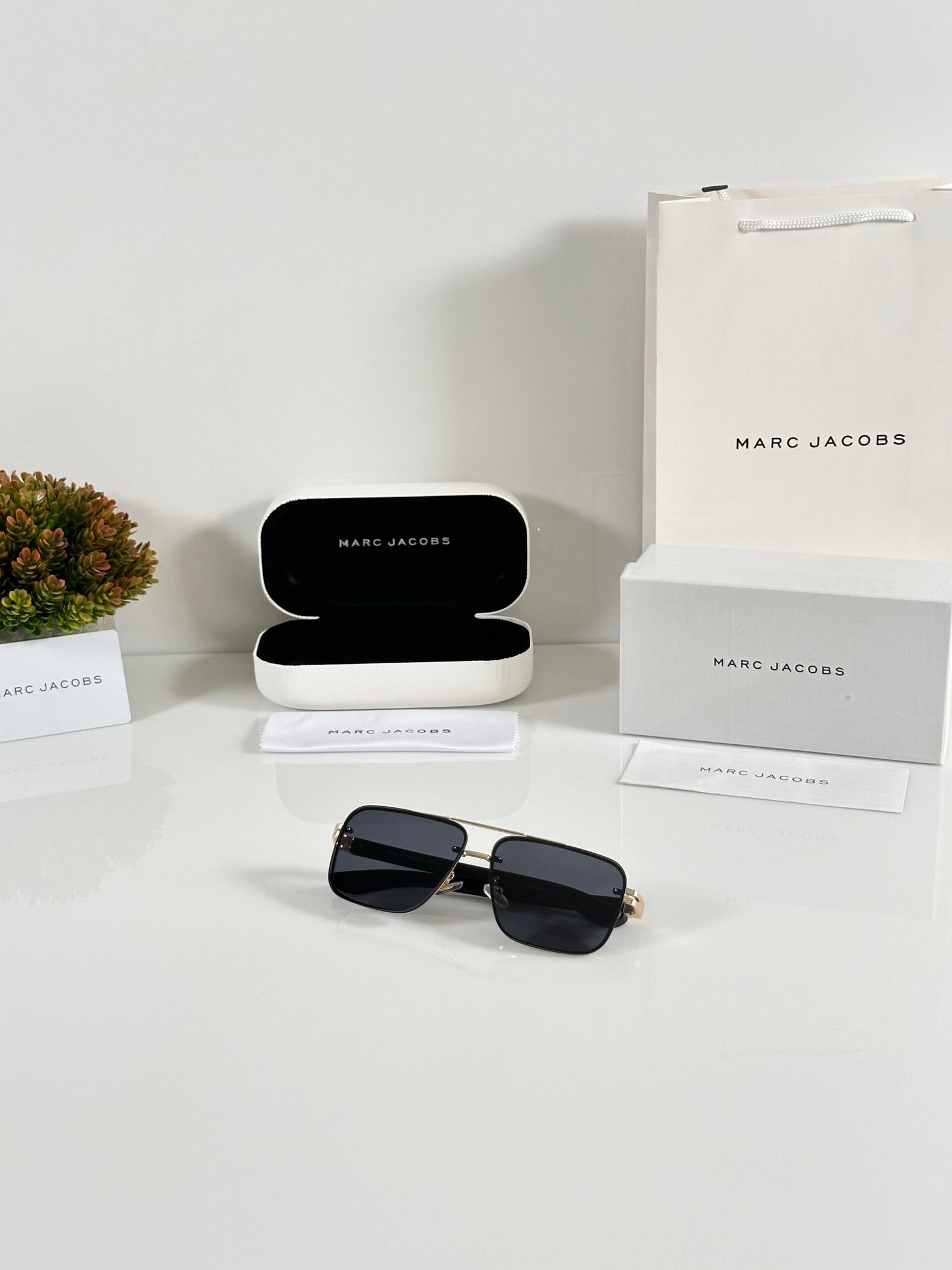 Marc Jacobs 387 Gold Black