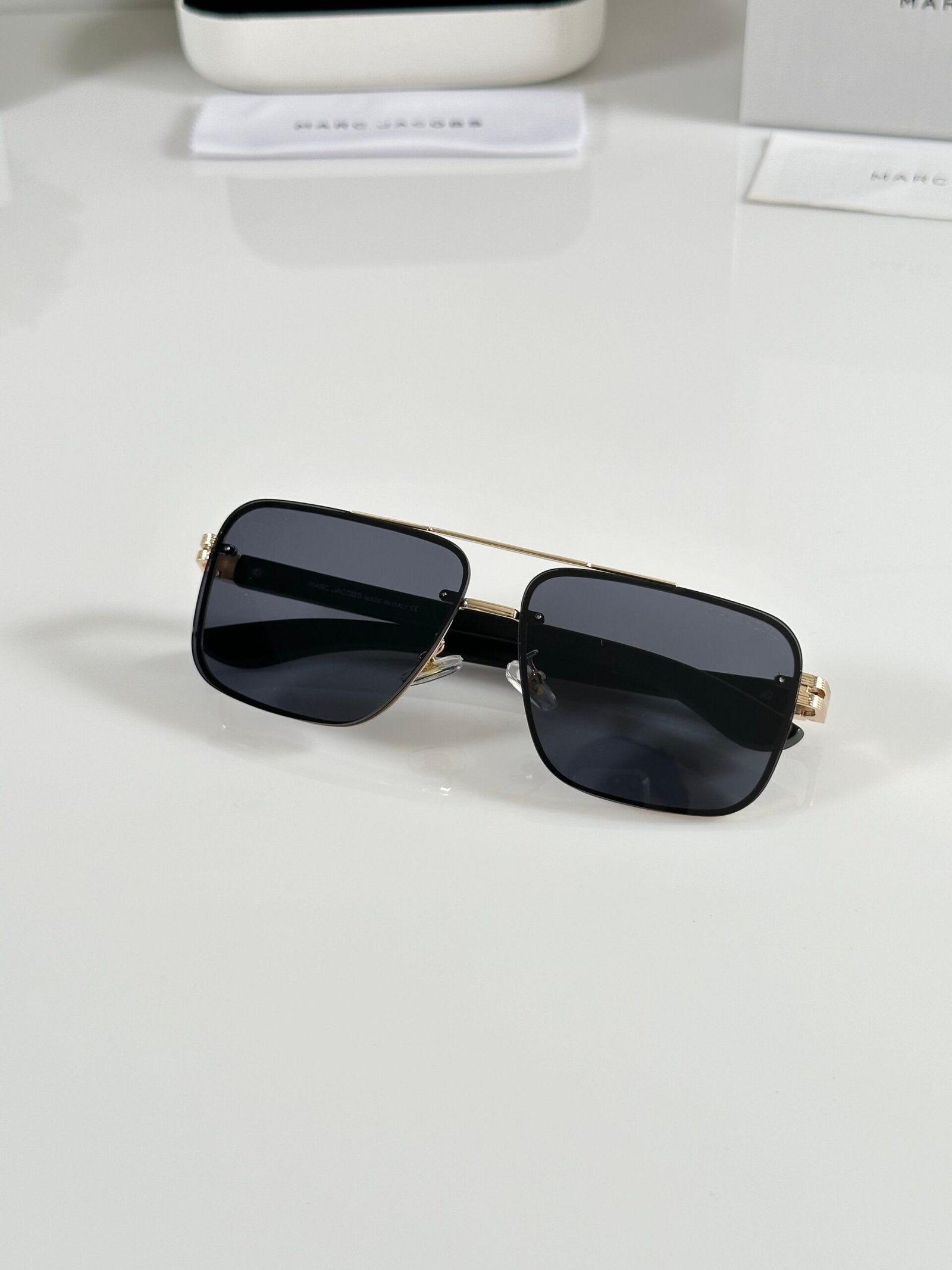Marc Jacobs 387 Gold Black