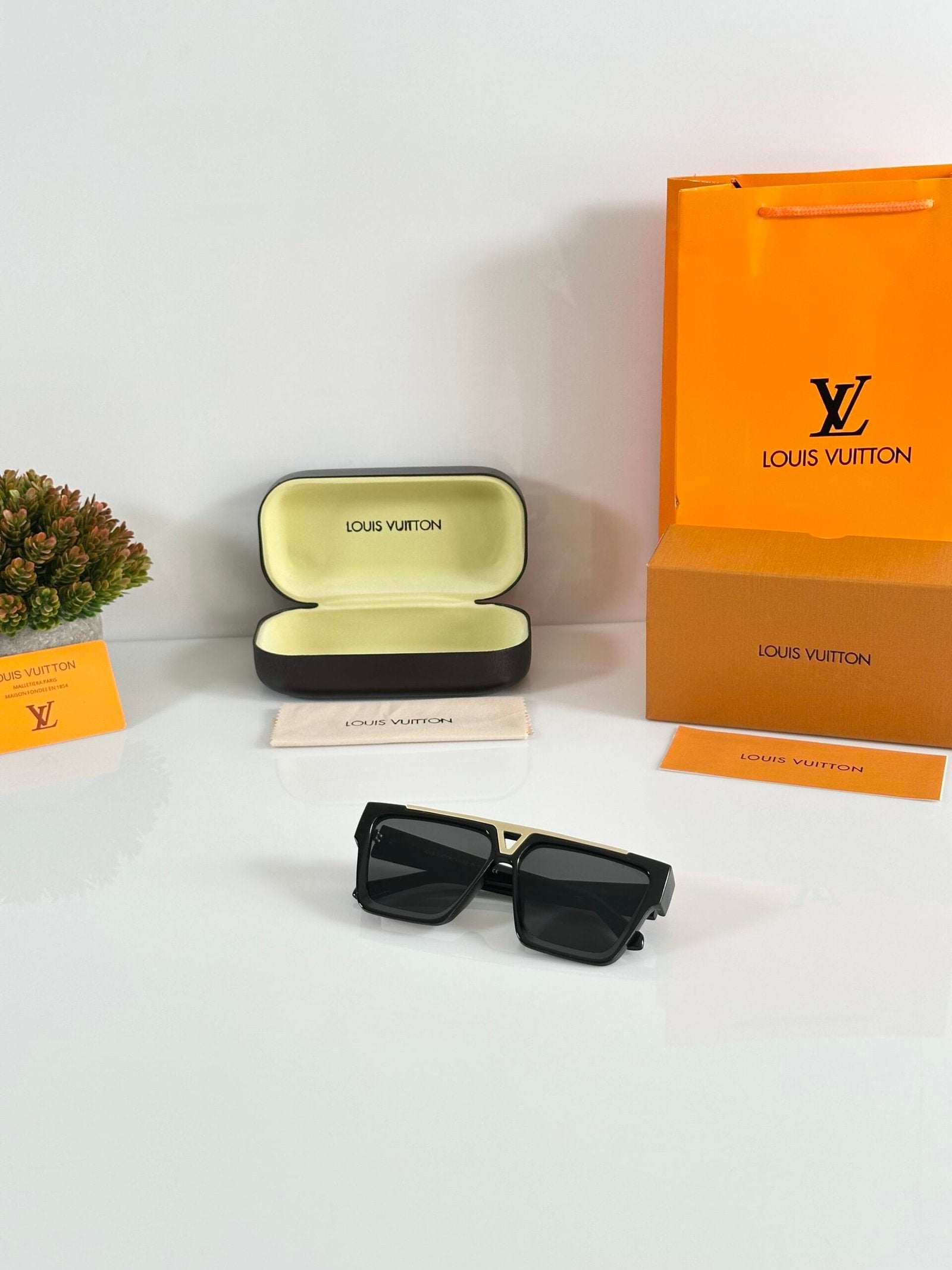 LV 1502 Gold Black