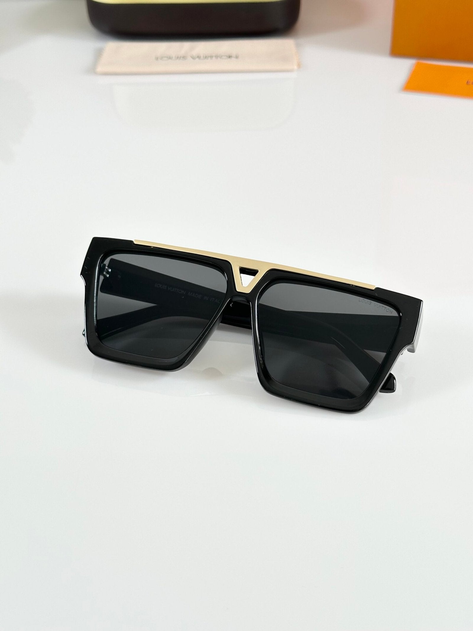 LV 1502 Gold Black