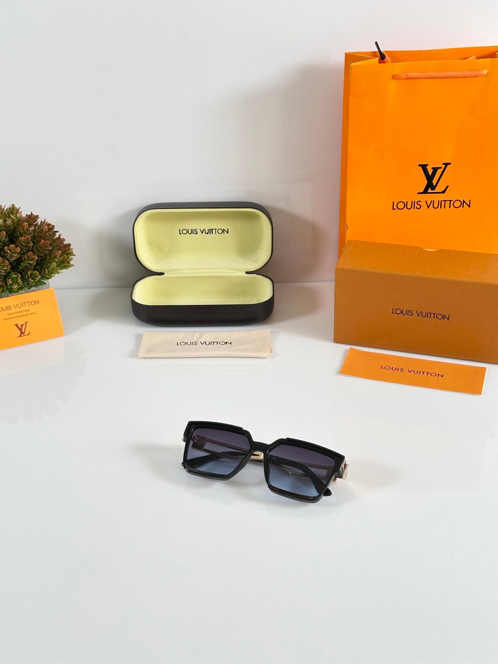 LV 139 Gold Black Blue