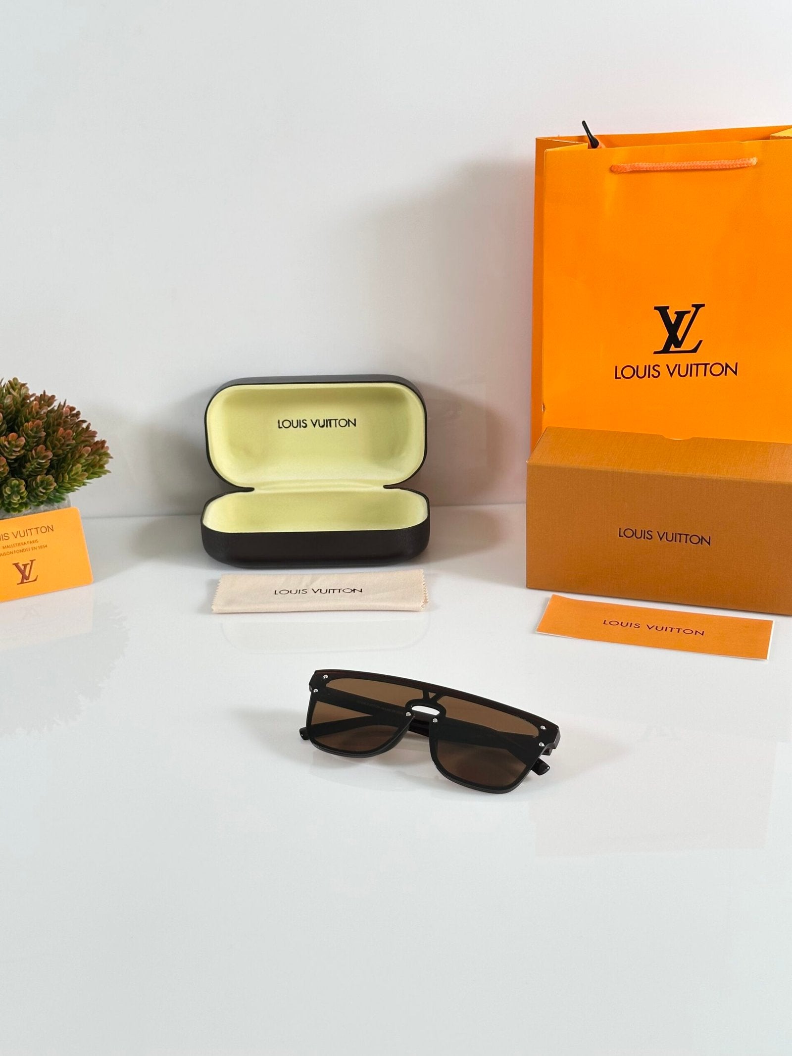 Louis_Vuitton_1822_Brown