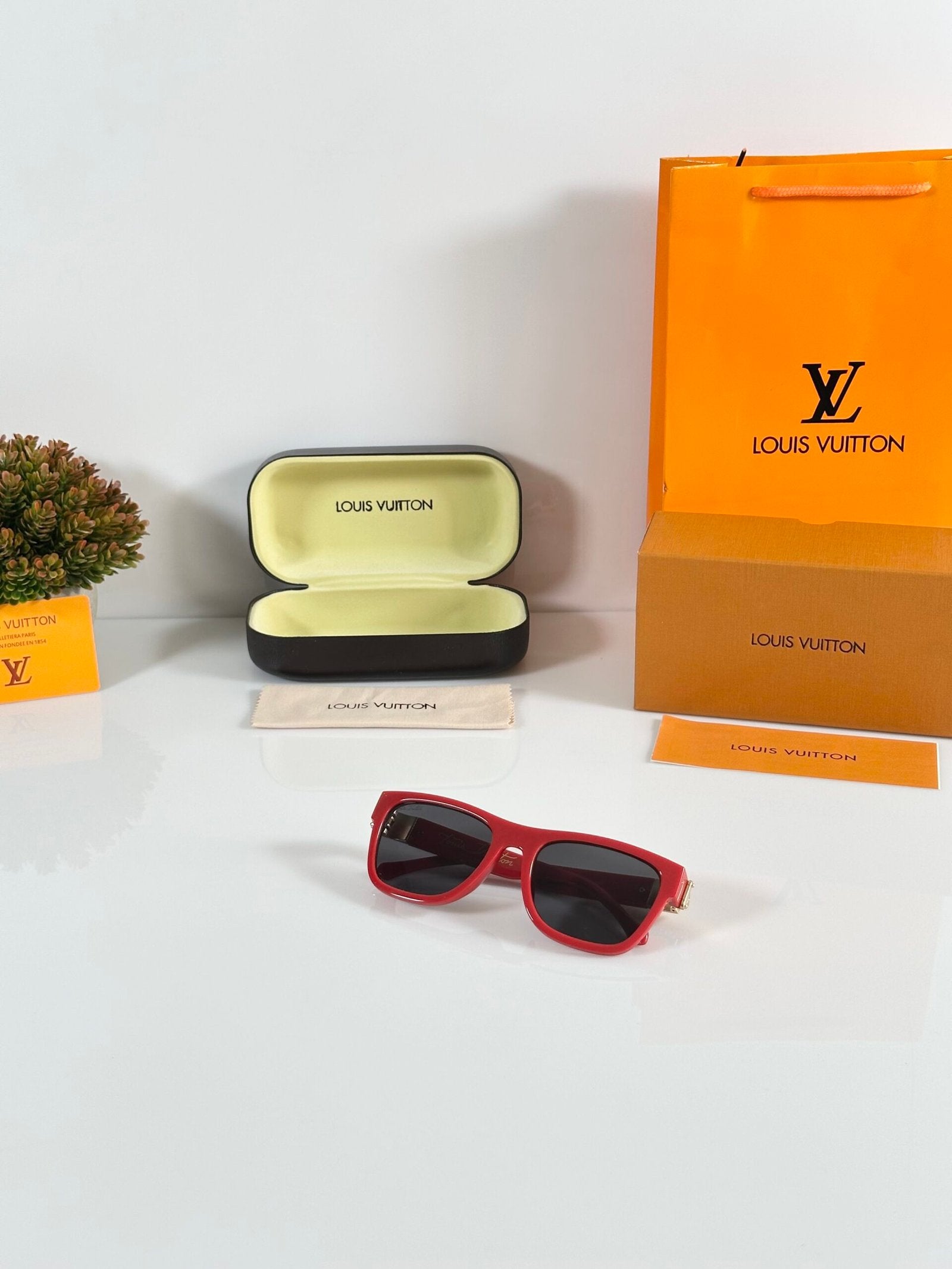 Louis_Vuitton_1186_Red_Black