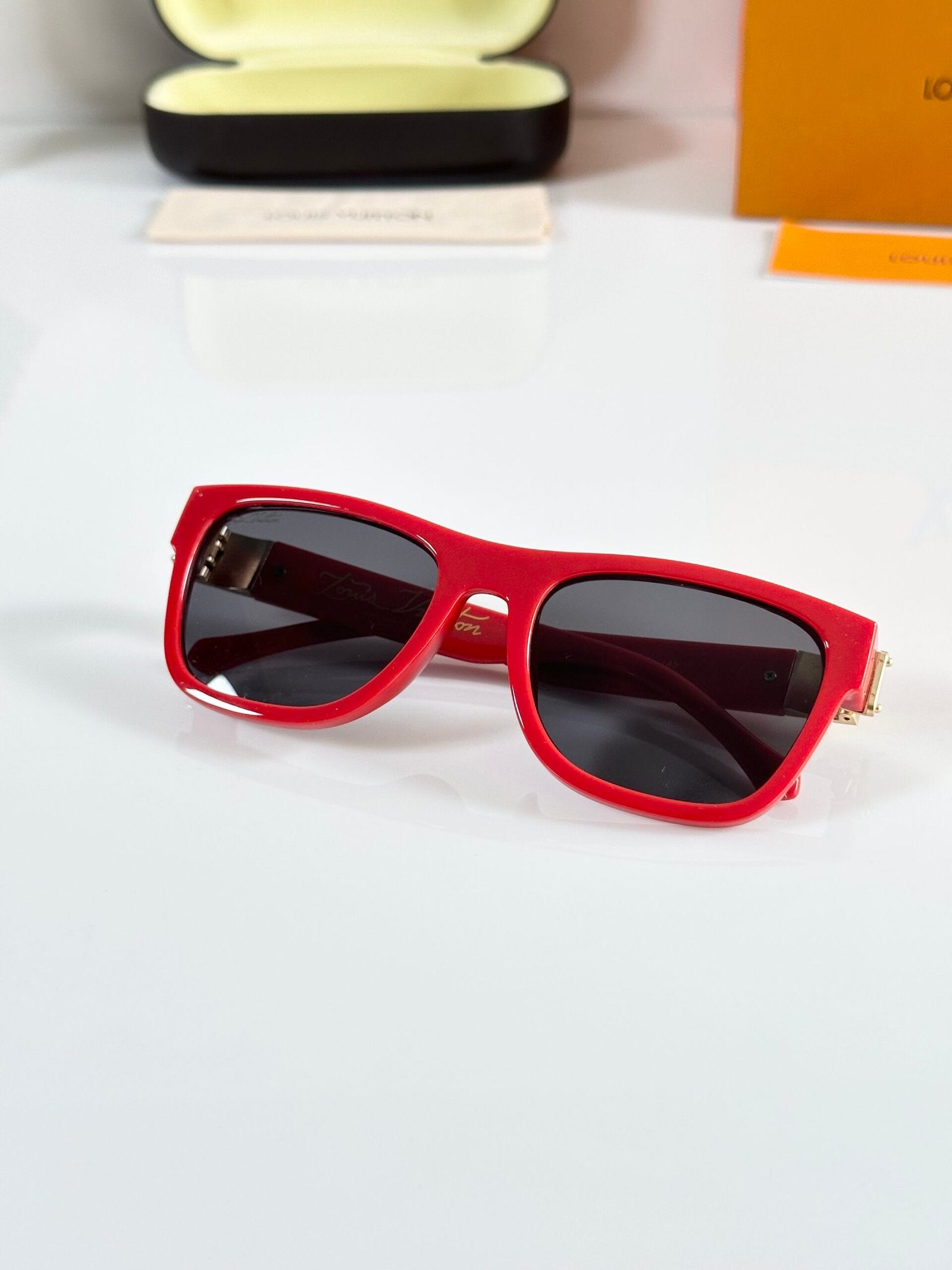 Louis_Vuitton_1186_Red_Black