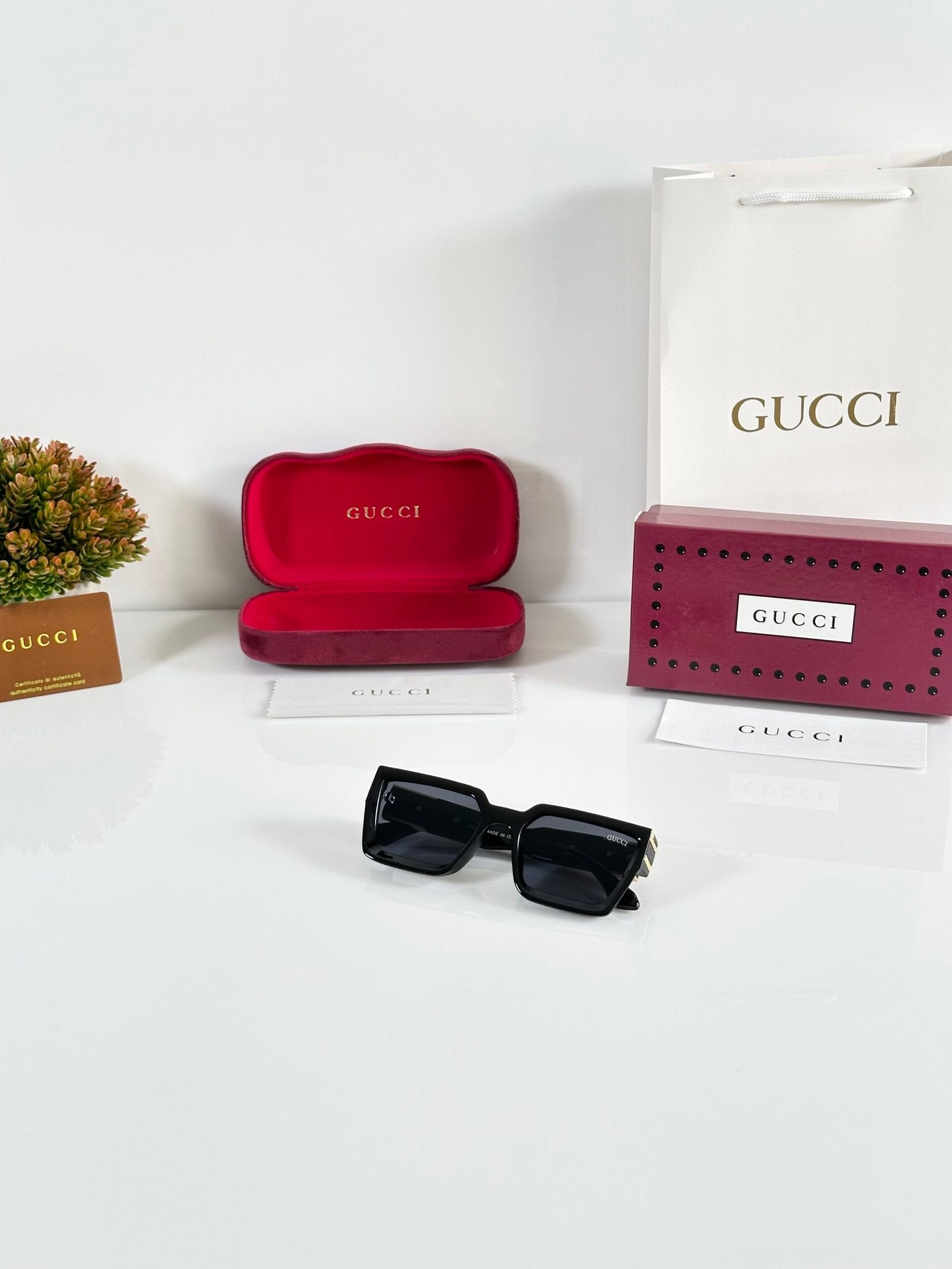 GG 02 Gold Black