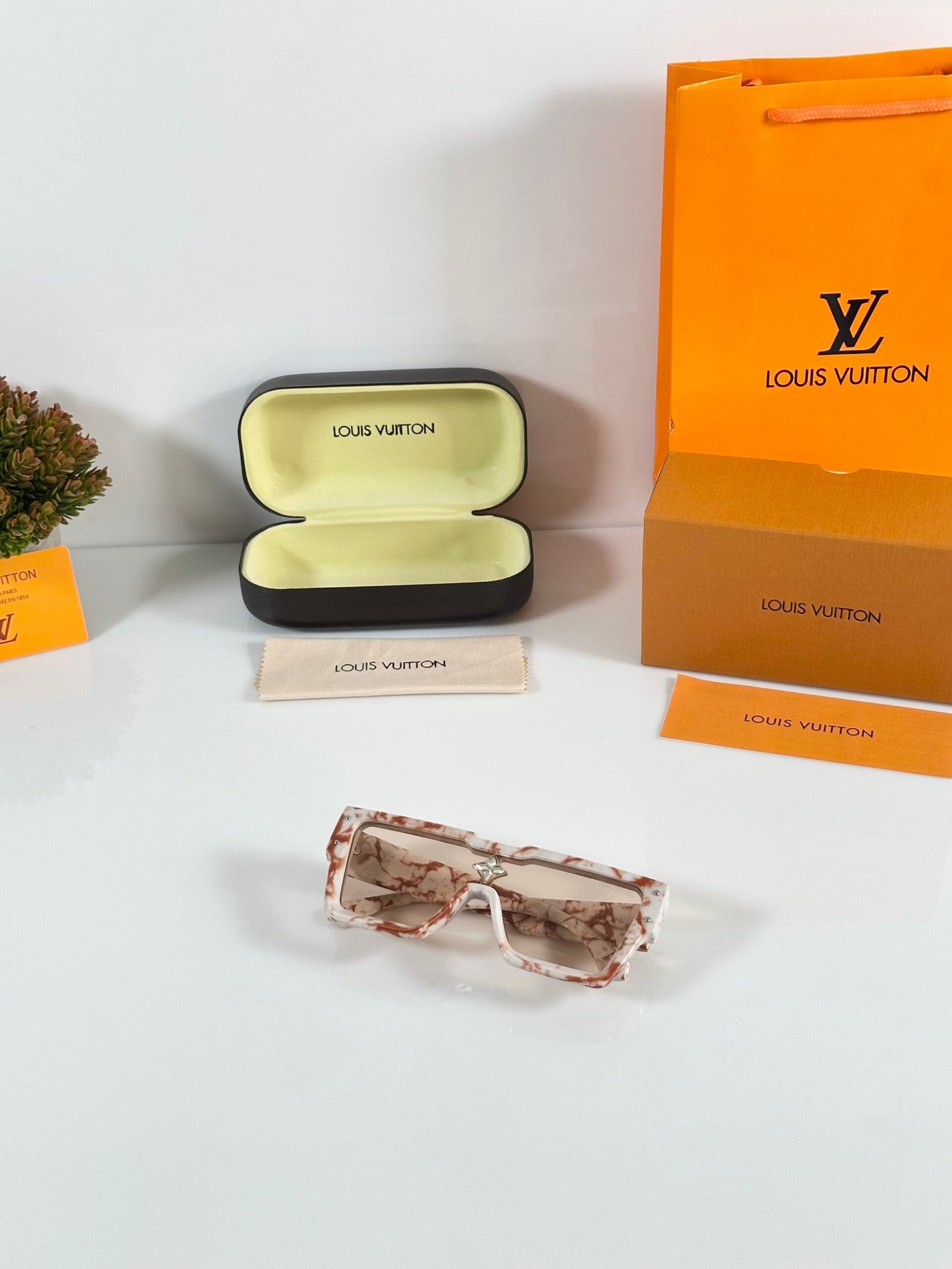 Louis_Vuitton_1047_Marble_Brown_Candy