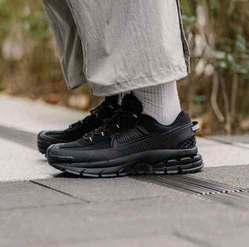 Nikee Zoom Vomero Roam triple Black