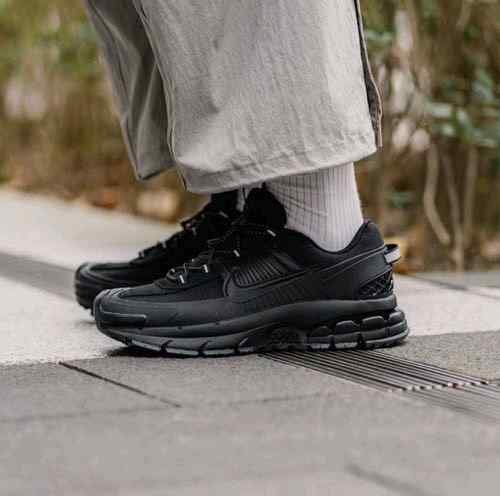 Nikee Zoom Vomero Roam triple Black