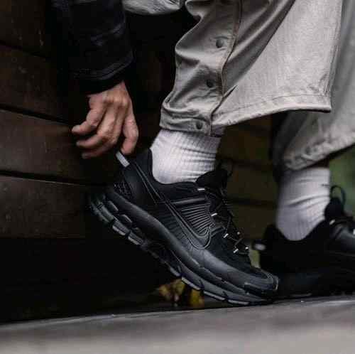 Nikee Zoom Vomero Roam triple Black