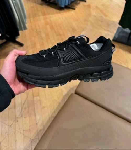 Nikee Zoom Vomero Roam triple Black