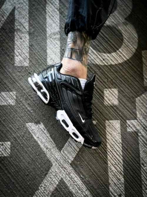 NIKEE AIRMAX PLUS 3 TN BLACK WHITE