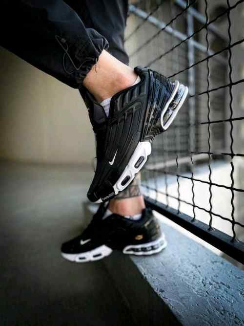 NIKEE AIRMAX PLUS 3 TN BLACK WHITE