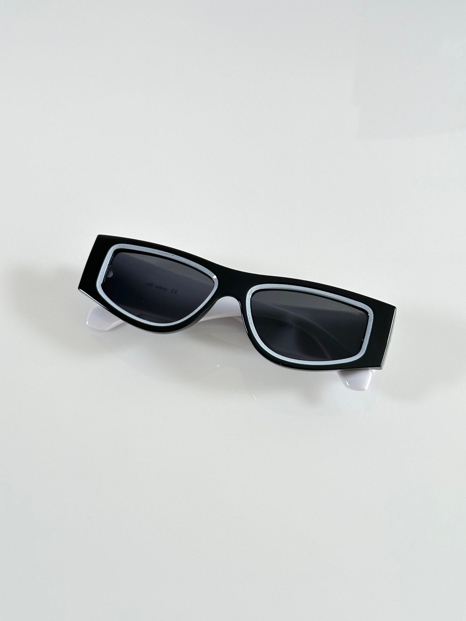 OFF_6_Black_White