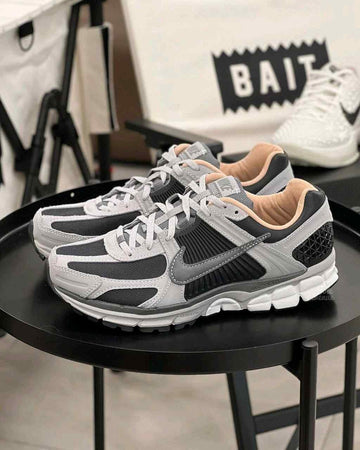 nikee zoom vomero 5 dark smoke grey vachetta