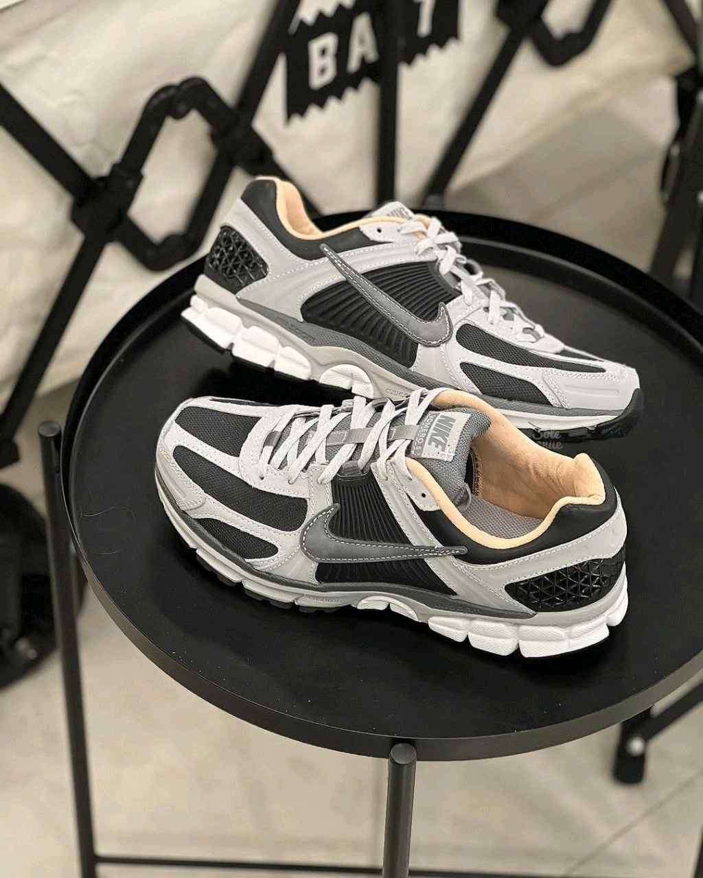 nikee zoom vomero 5 dark smoke grey vachetta