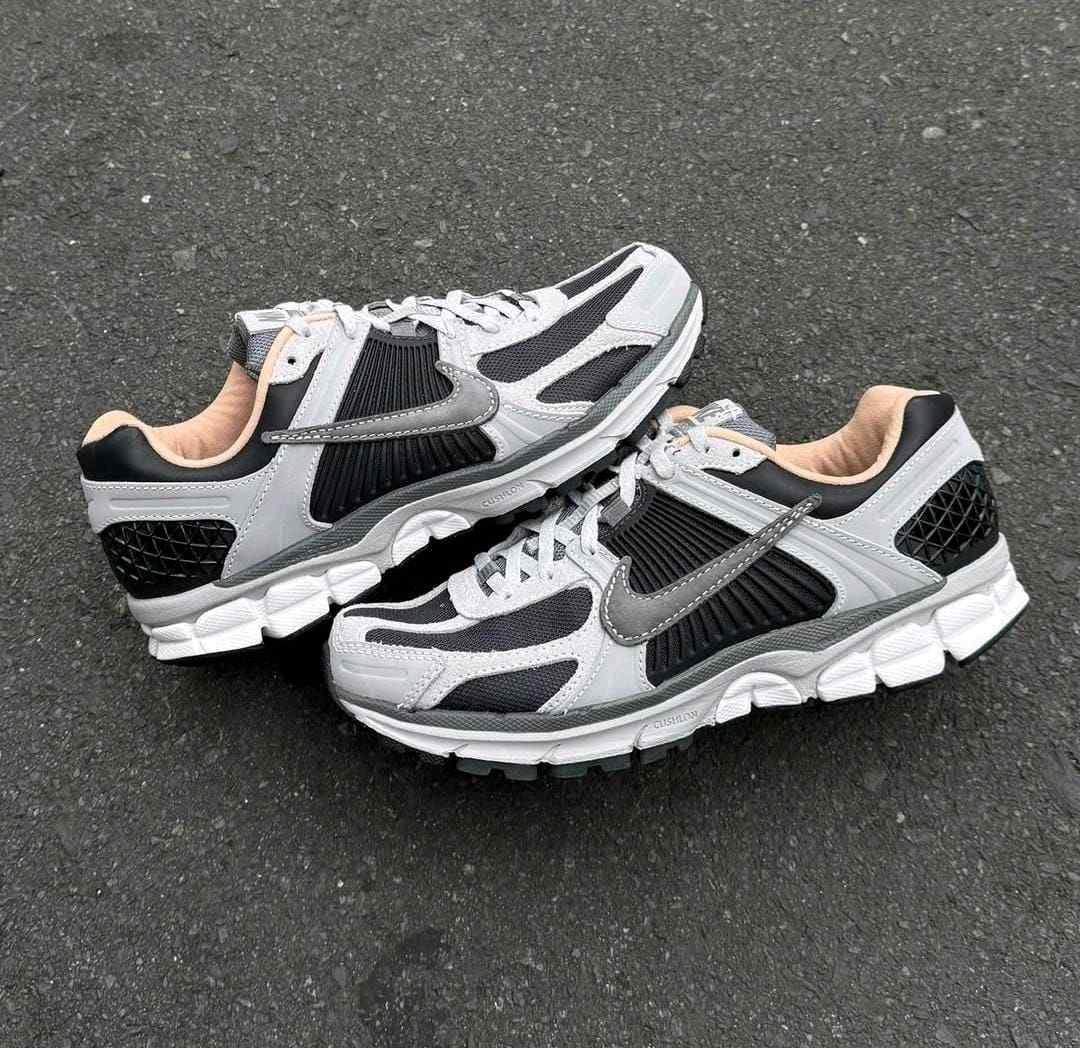 nikee zoom vomero 5 dark smoke grey vachetta