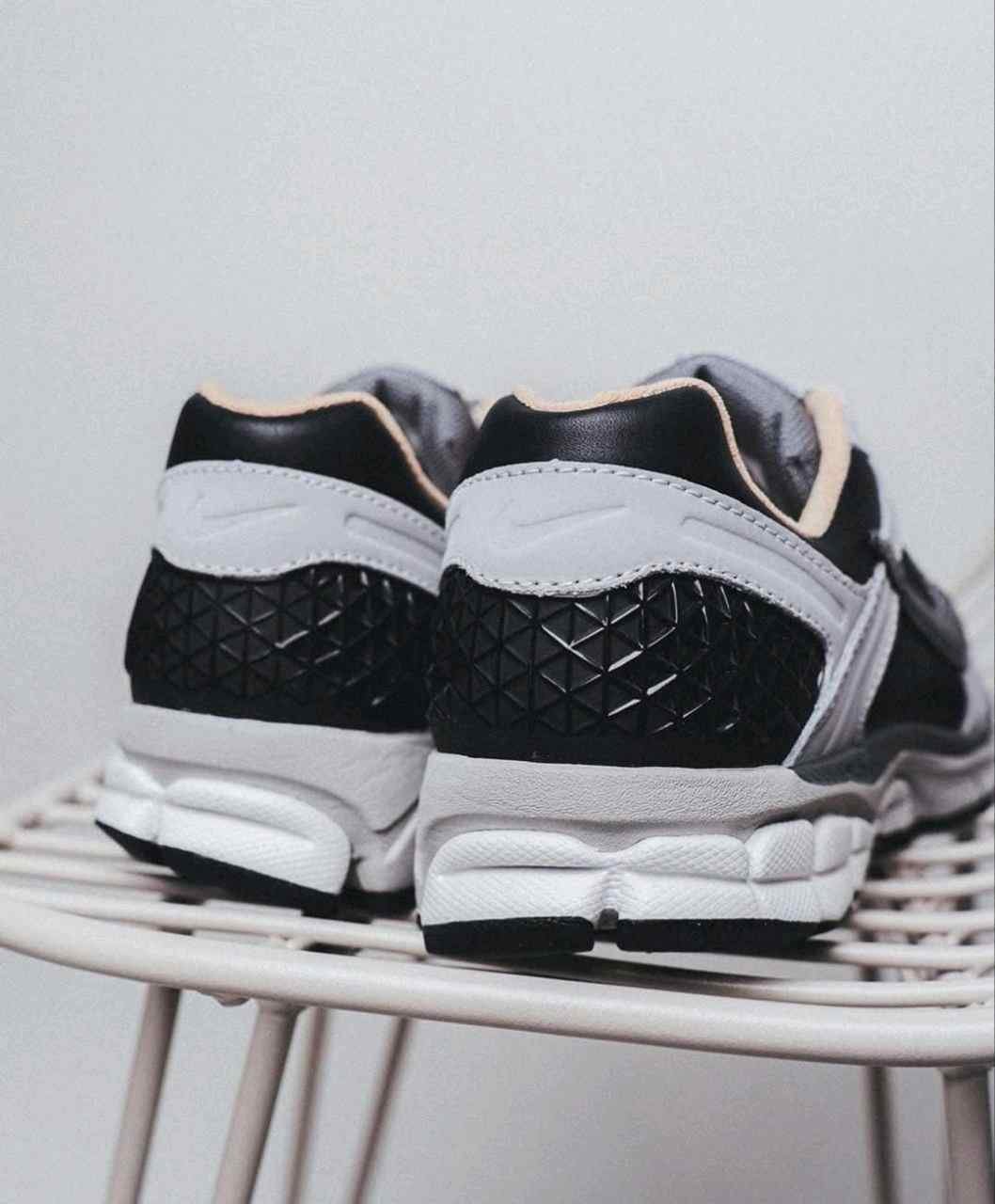 nikee zoom vomero 5 dark smoke grey vachetta