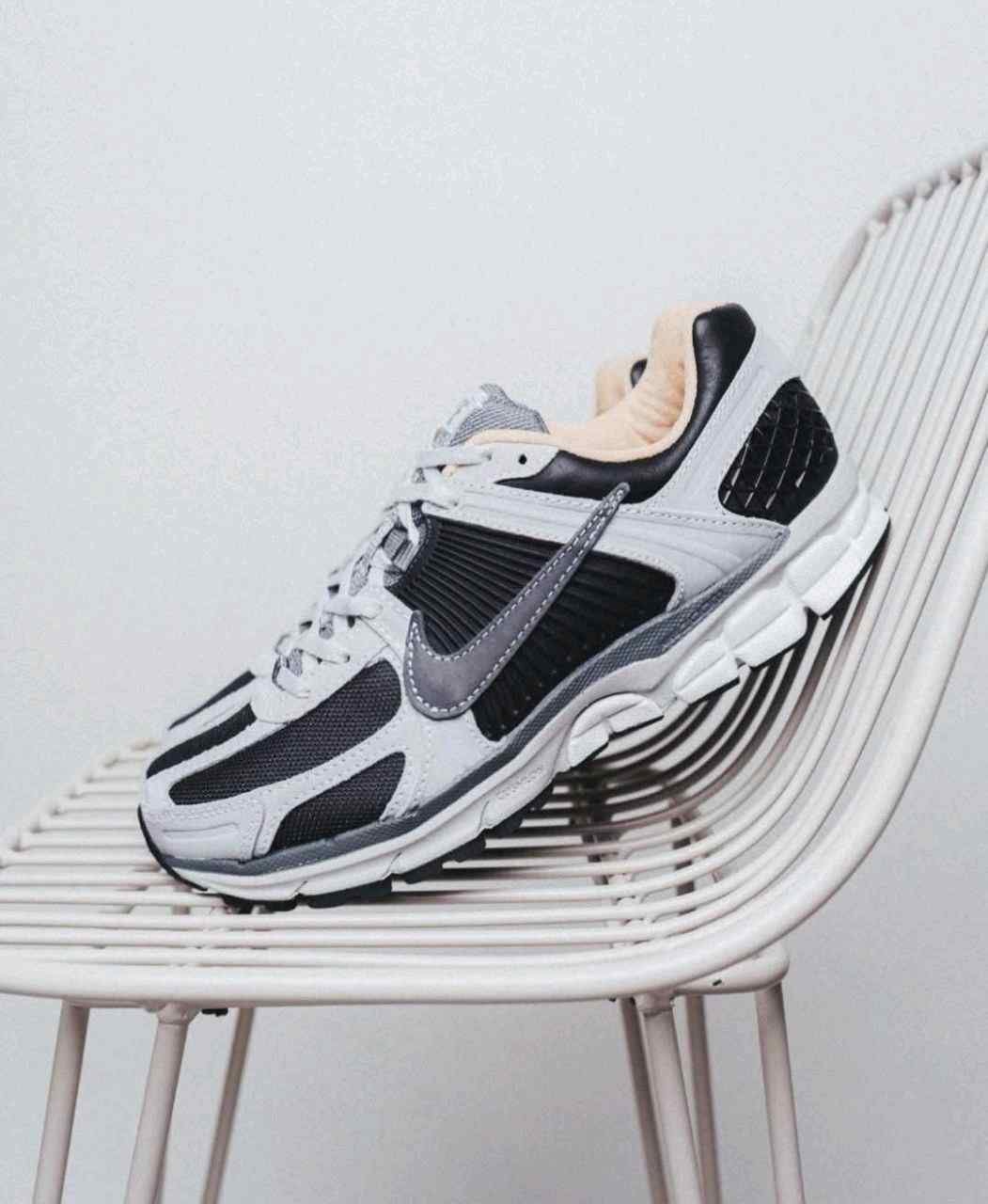 nikee zoom vomero 5 dark smoke grey vachetta