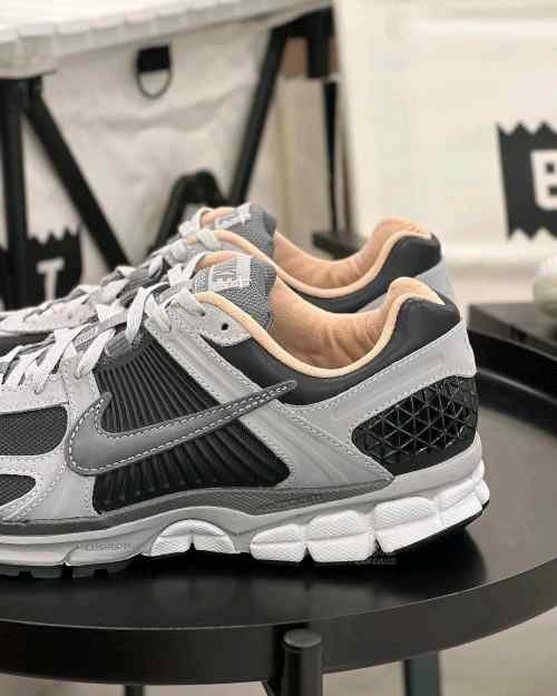 nikee zoom vomero 5 dark smoke grey vachetta