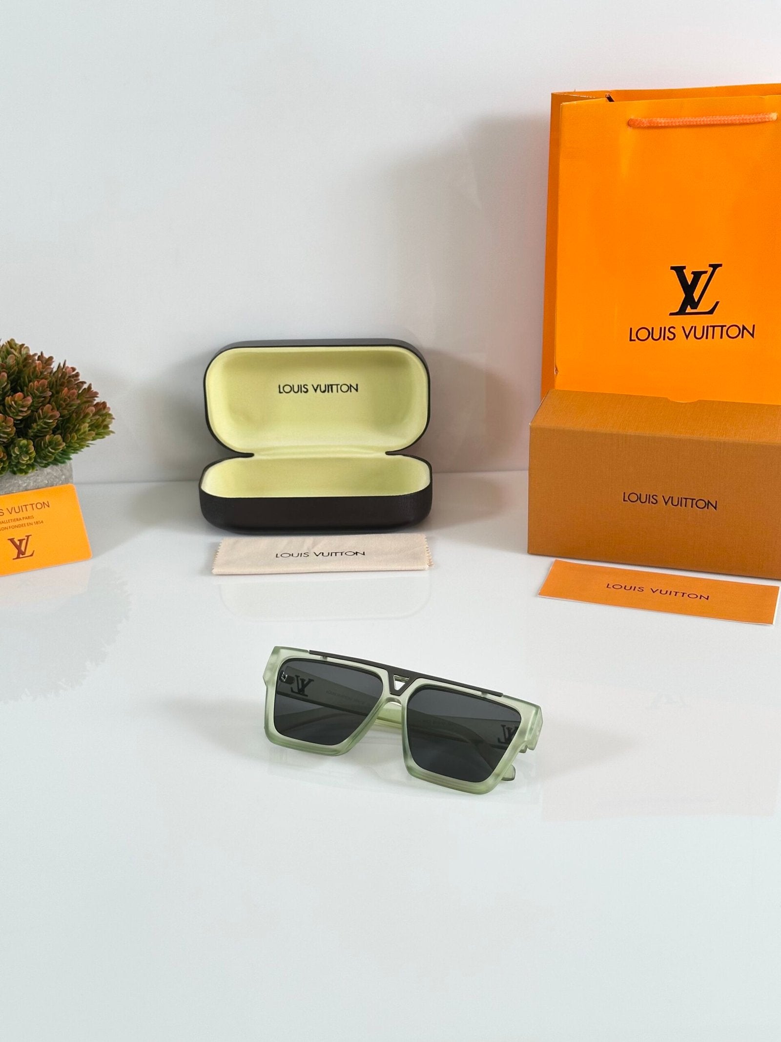 LV 1502 Ice Green Black