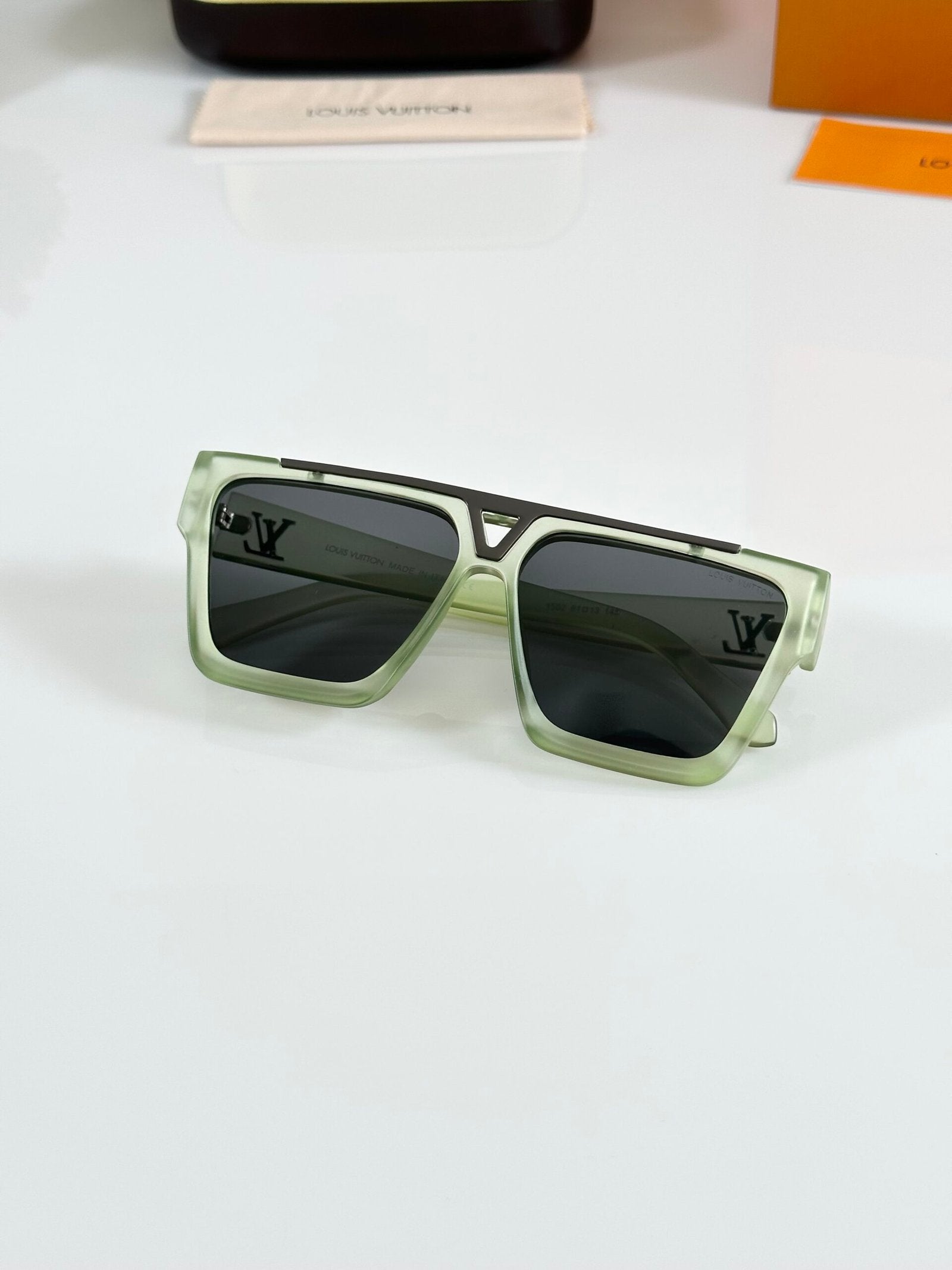 LV 1502 Ice Green Black