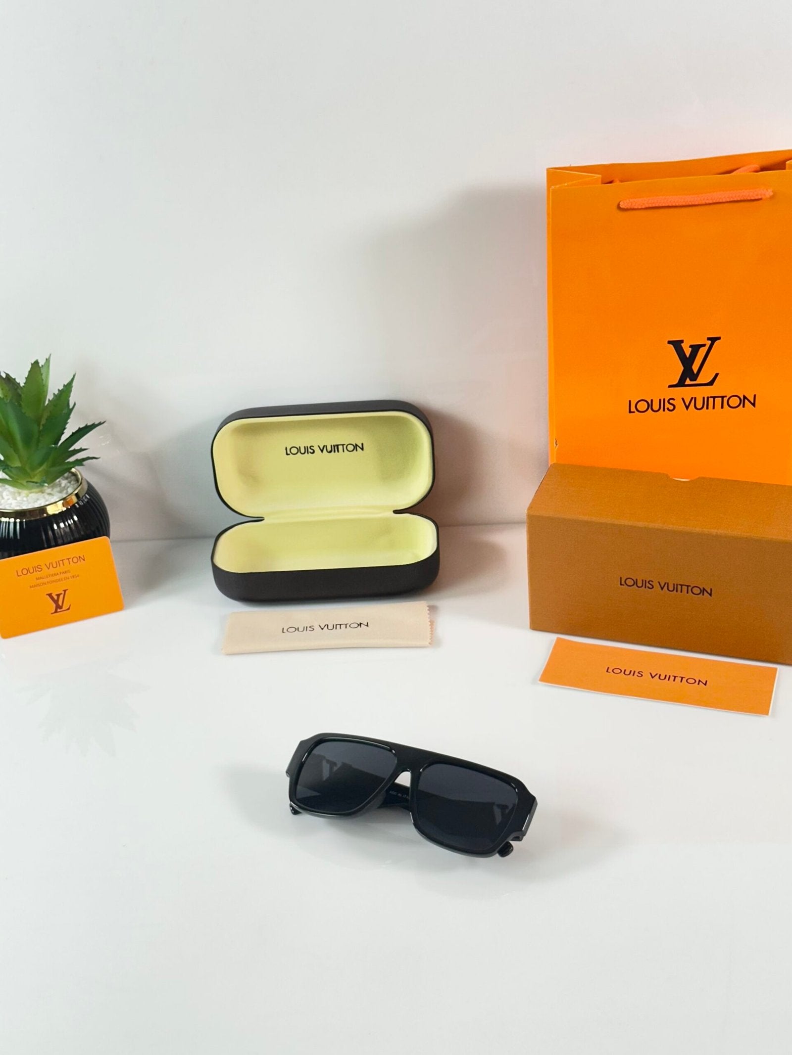 LV 2686 Gold Black