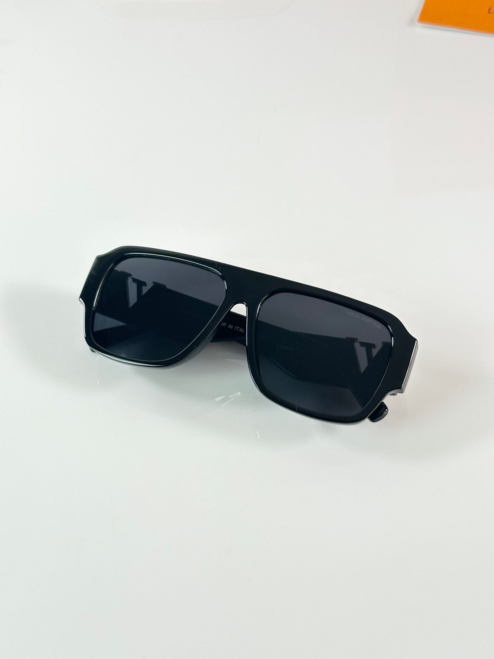 LV 2686 Gold Black