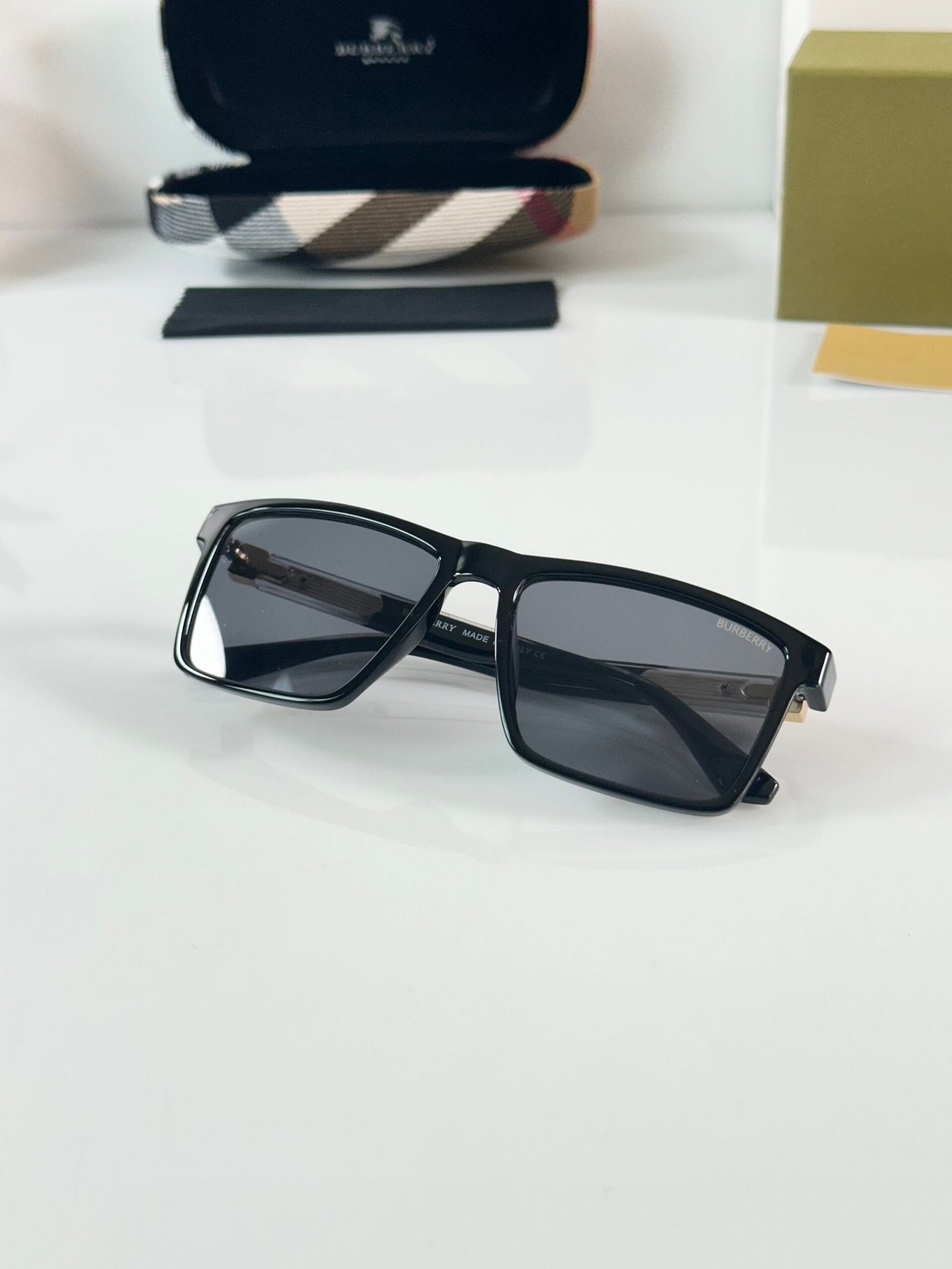 Burberry_8233_Shine_Black