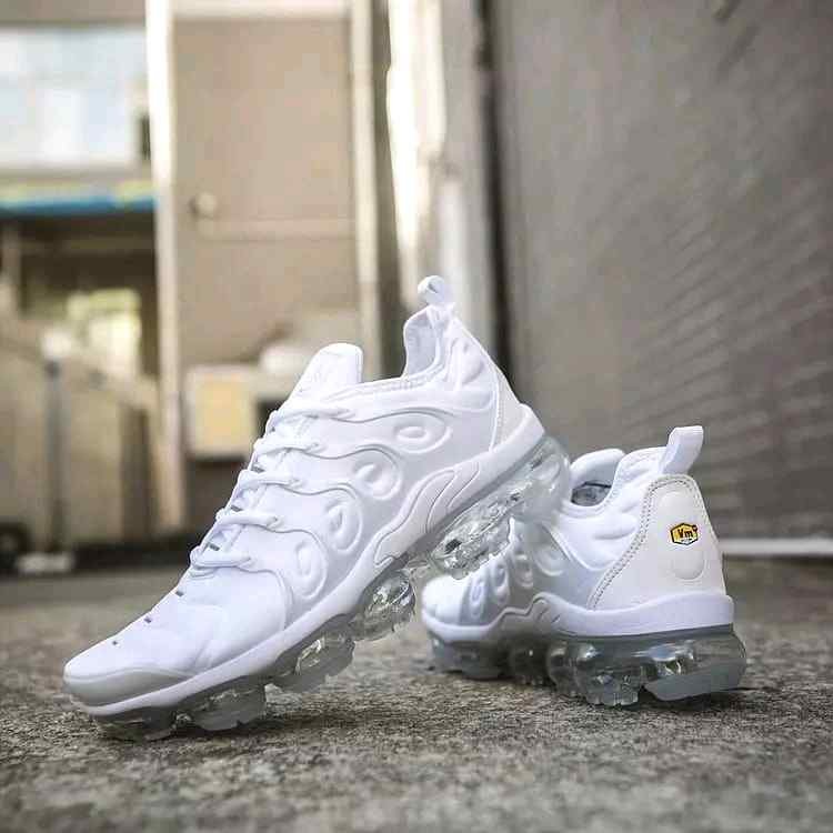 Nikee Vapormax Plus triple White