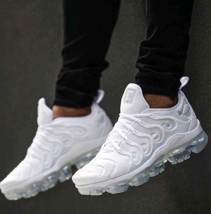 Nikee Vapormax Plus triple White