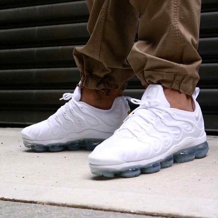 Nikee Vapormax Plus triple White