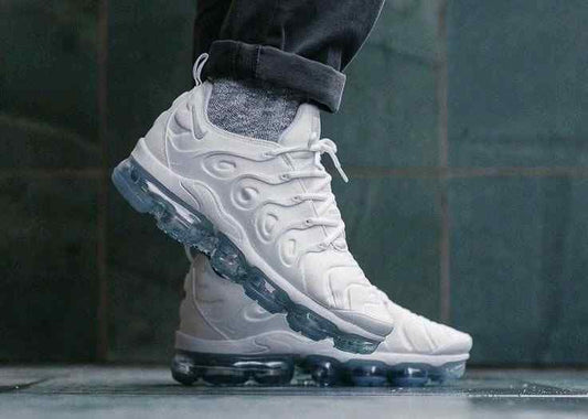 Nikee Vapormax Plus triple White