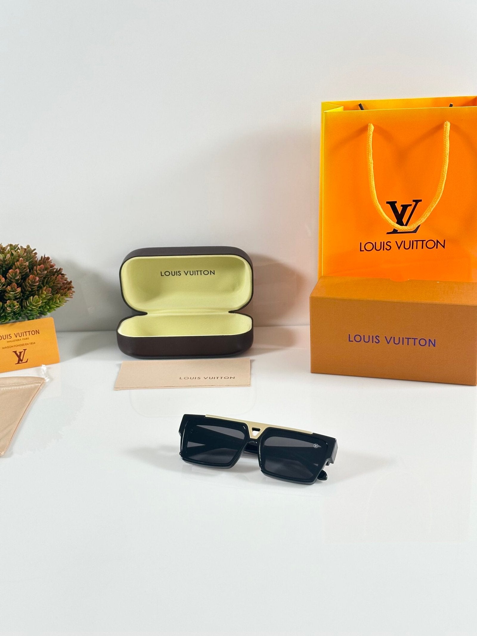LV 1984 Gold Black