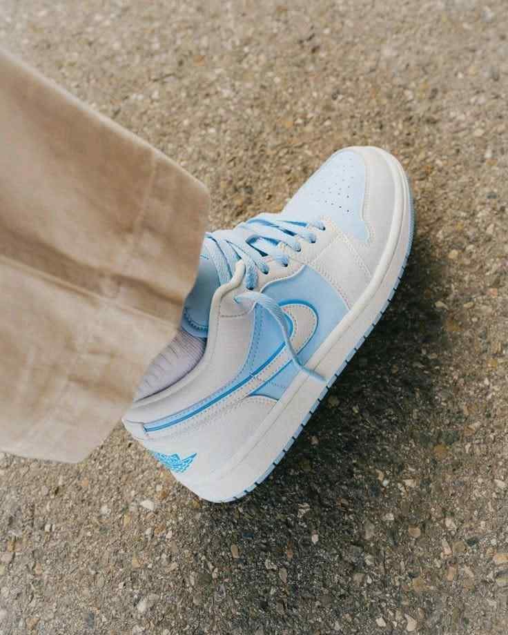 NIKEE AIR JORDAN RETRO 1 LOW SE ICE BLUE
