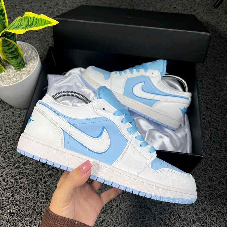 NIKEE AIR JORDAN RETRO 1 LOW SE ICE BLUE