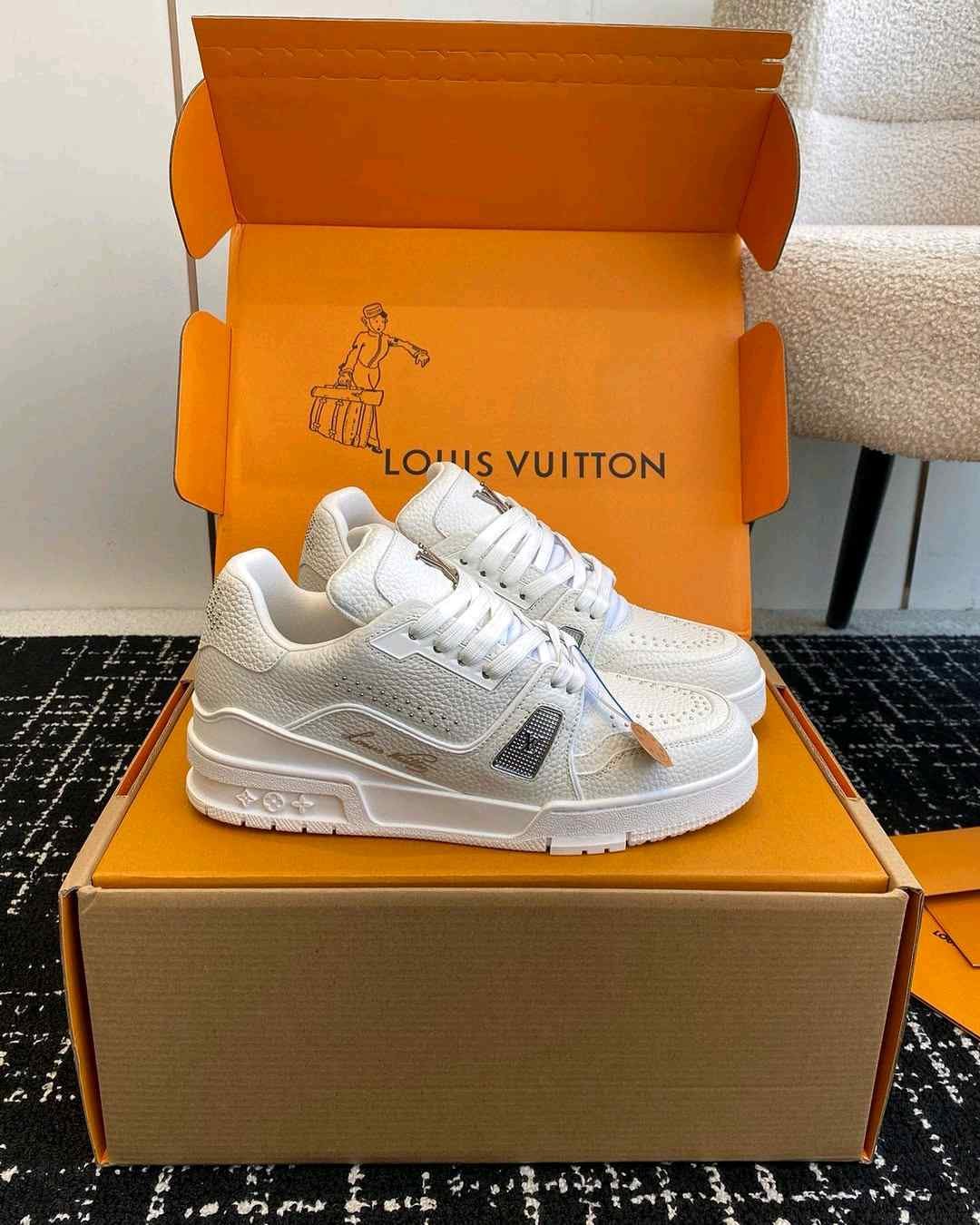 Louiss Vuitton Trainer Triple White