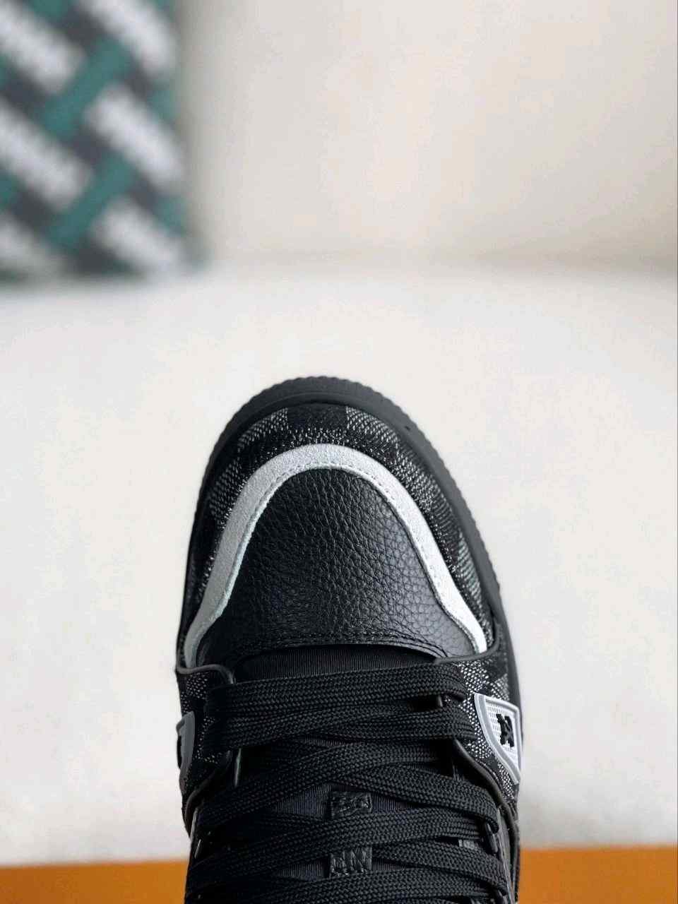 Louis_Vuitton_Trainer_Black_Grey_