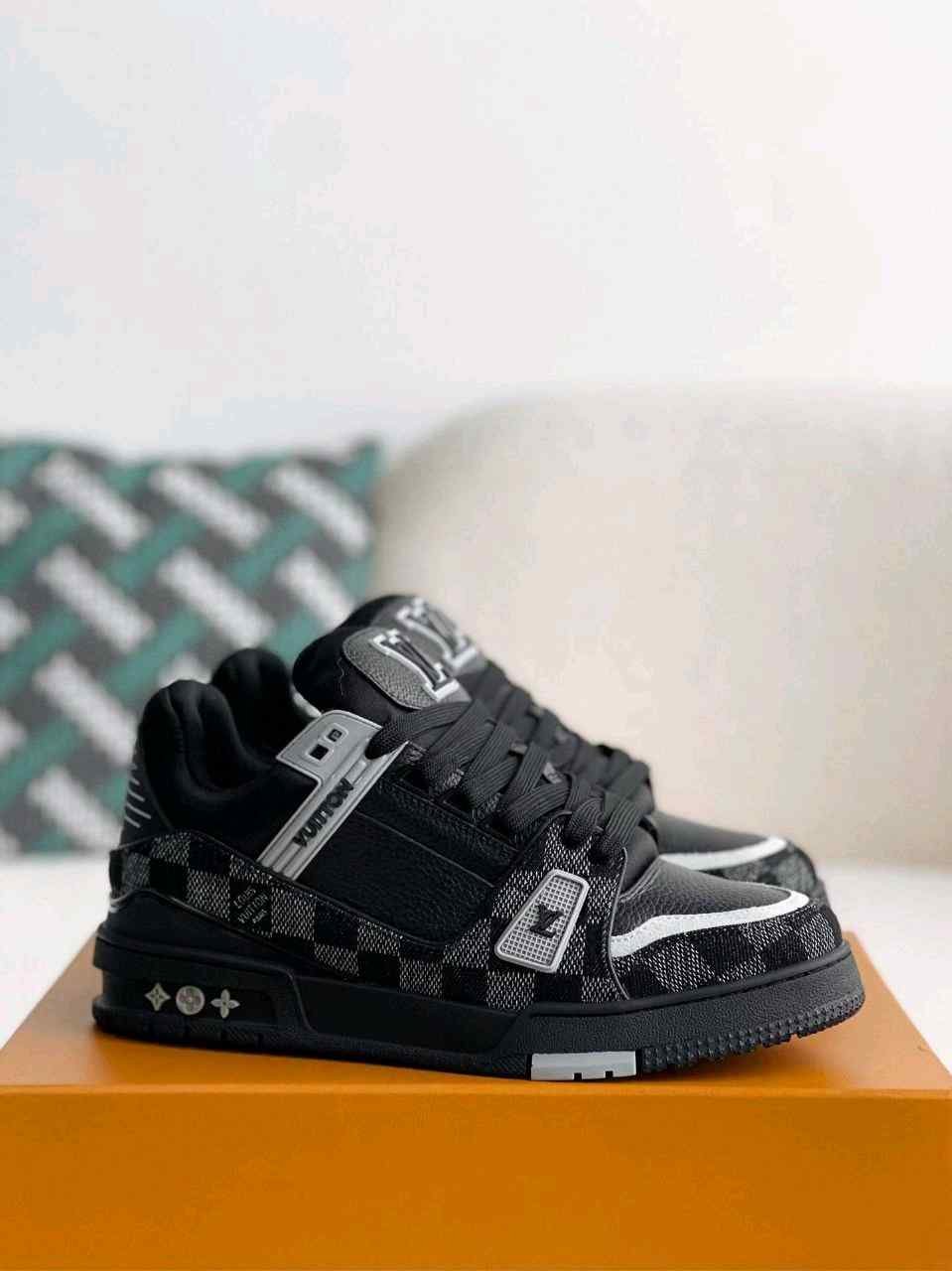 Louis_Vuitton_Trainer_Black_Grey_