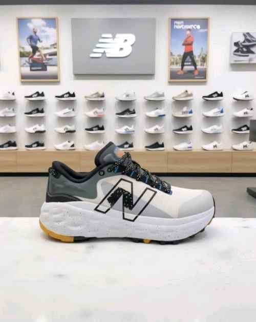 New Balanc e Fresh Foam X More Trail v2 White Grey