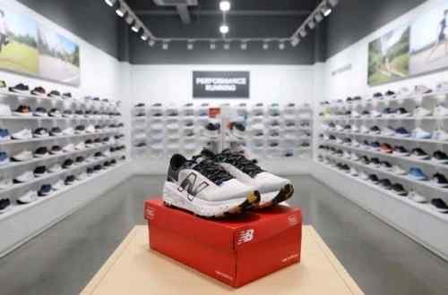 New Balanc e Fresh Foam X More Trail v2 White Grey
