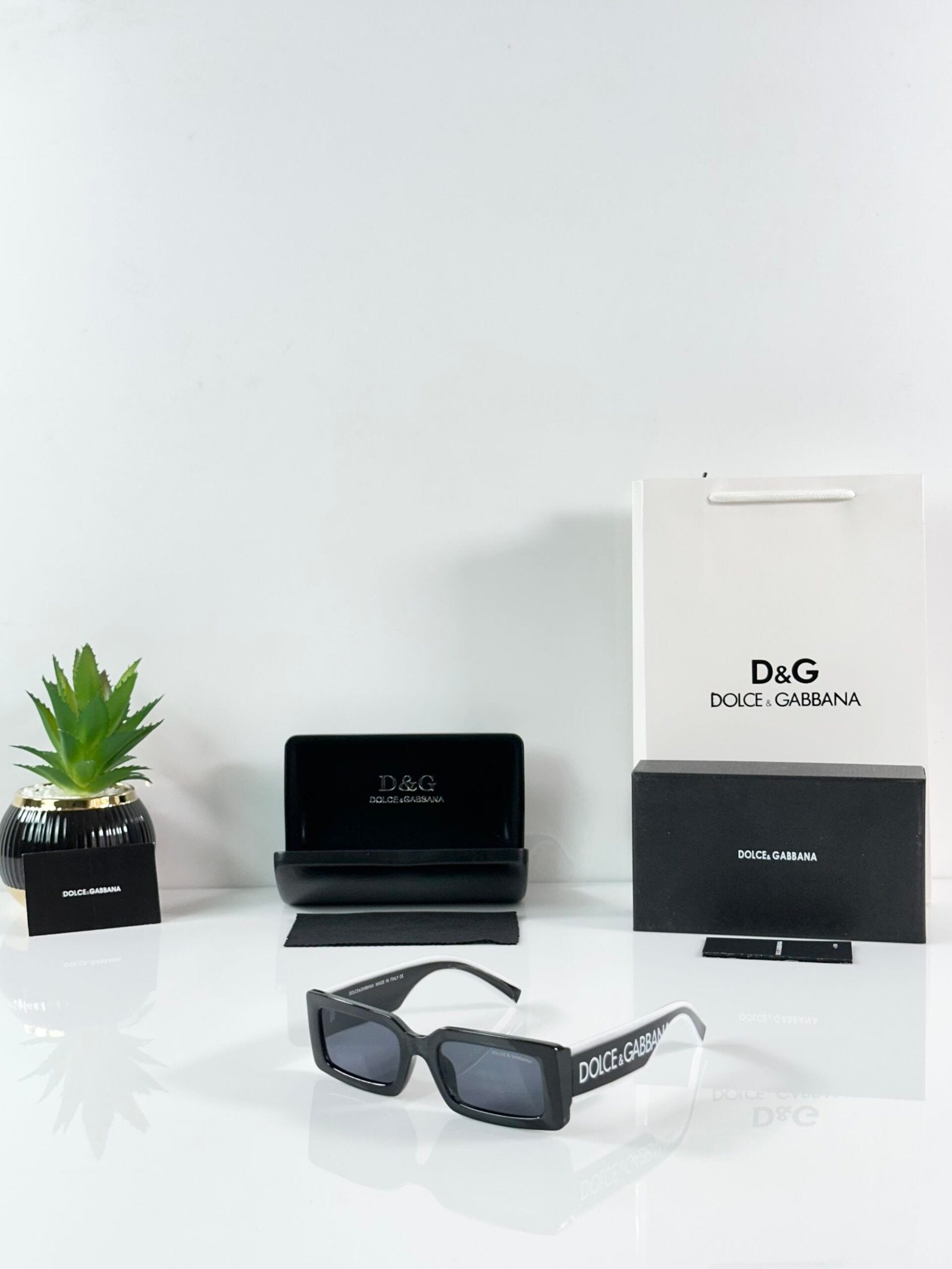 DG 6187 Black White