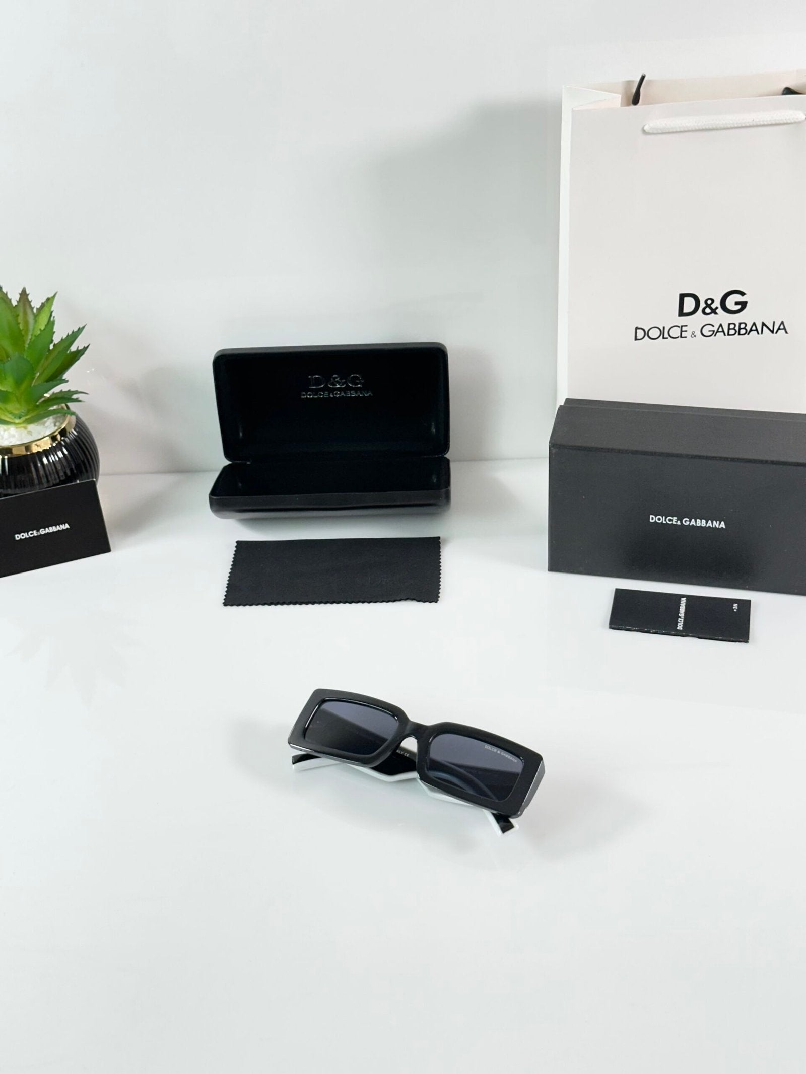 DG 6187 Black White