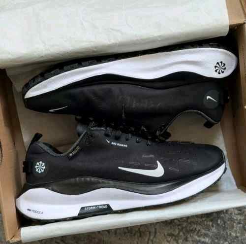 Nikee INFINITY Run 4 React X GORE TEX BLACK WHITE